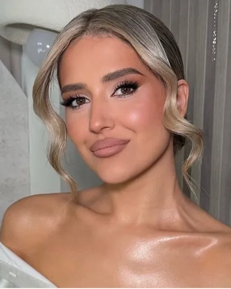 Portret cu machiaj realizat în studio: ten luminos, ochi conturați și păr blond prins lejer